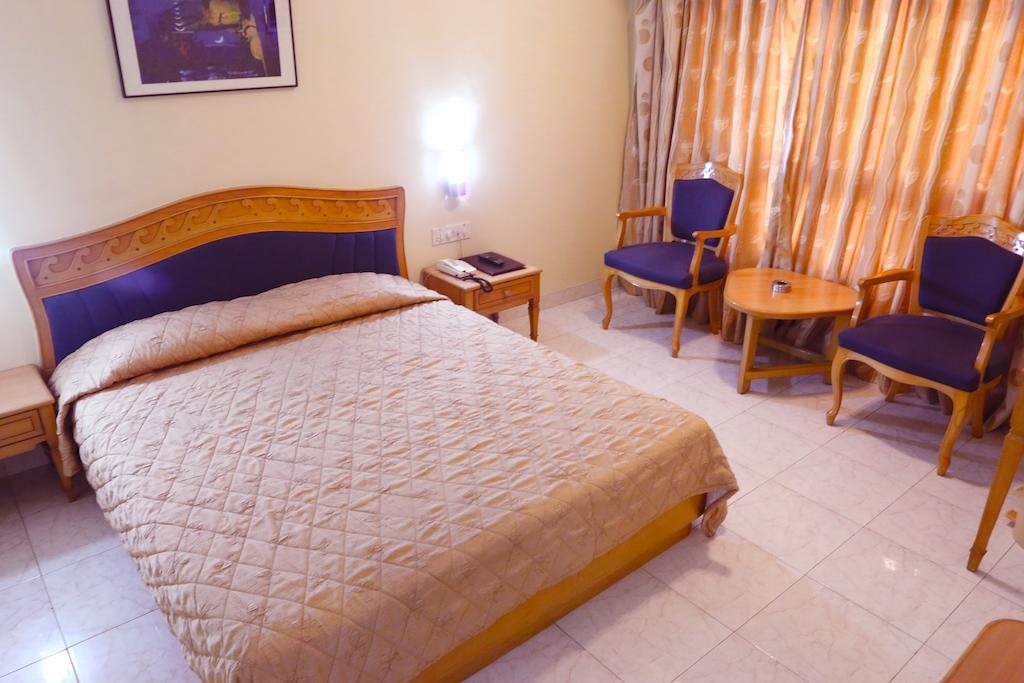 The Ambassador Hotel Pune Værelse billede