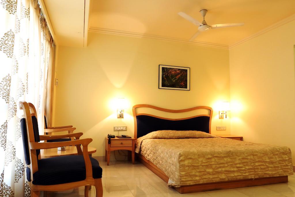 The Ambassador Hotel Pune Værelse billede